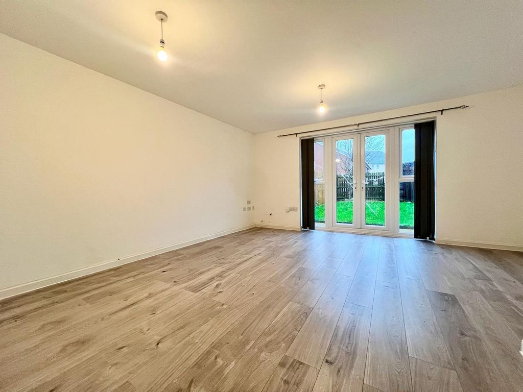 Property photo 3 of 8 Lounge