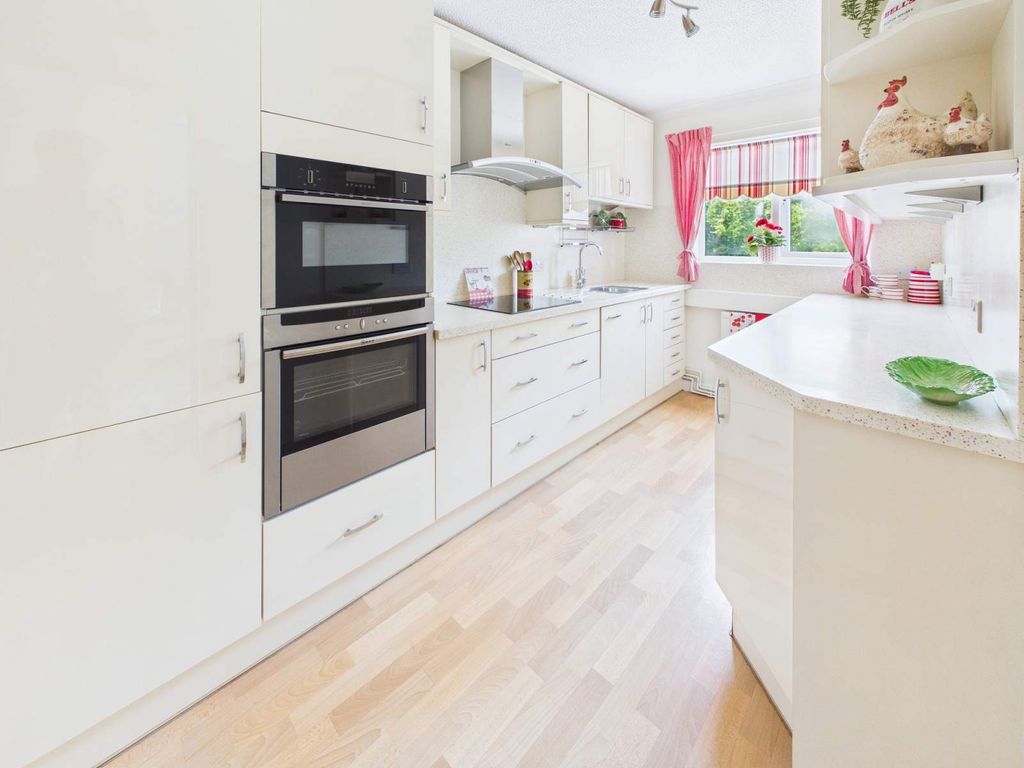 Property photo 3 of 18 Kitchen
