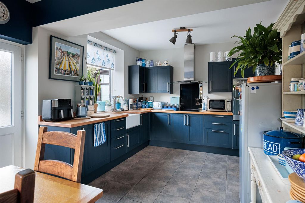 Property photo 3 of 28 Dining Kitchen