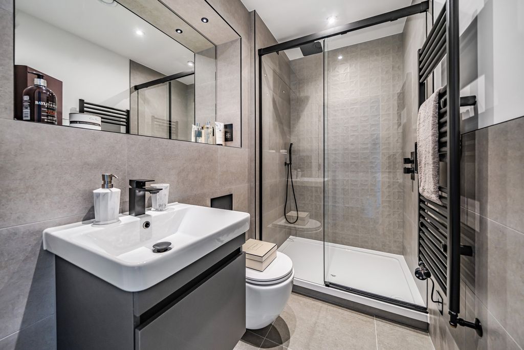 Property photo 3 of 8 Bathroom