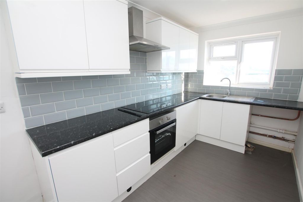 Property photo 2 of 7 Kitchen
