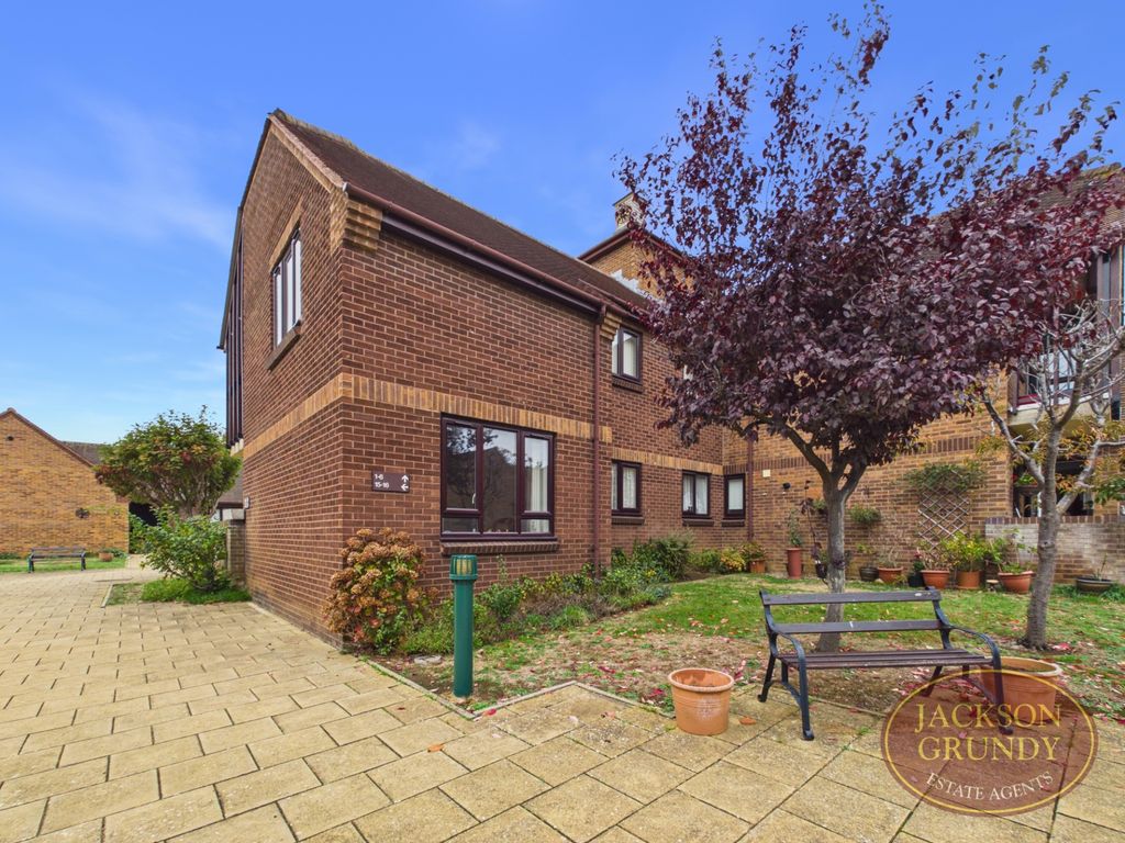 Property photo 1 of 9 Pond Farm Close