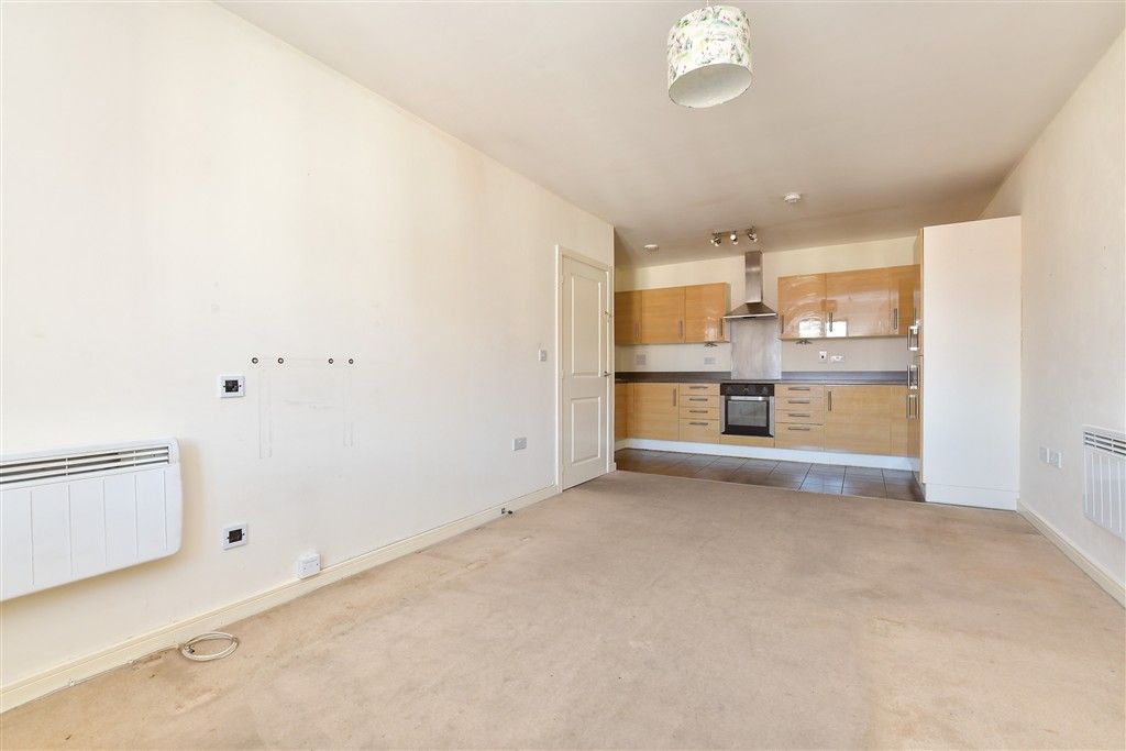 Property photo 3 of 10 Living Room / Kitchen