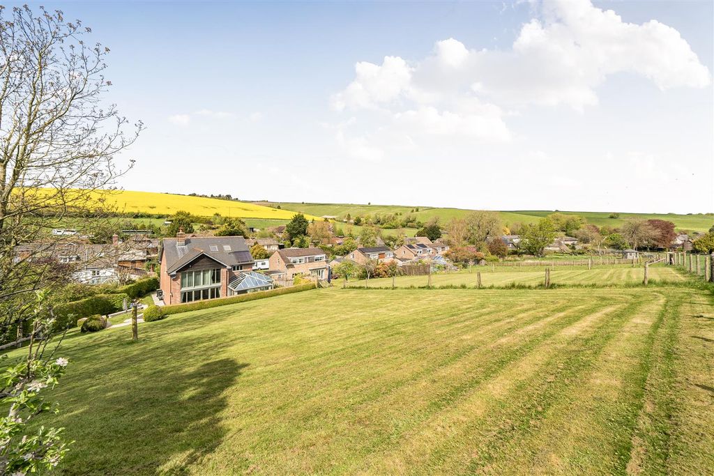 Property photo 2 of 25 Garden