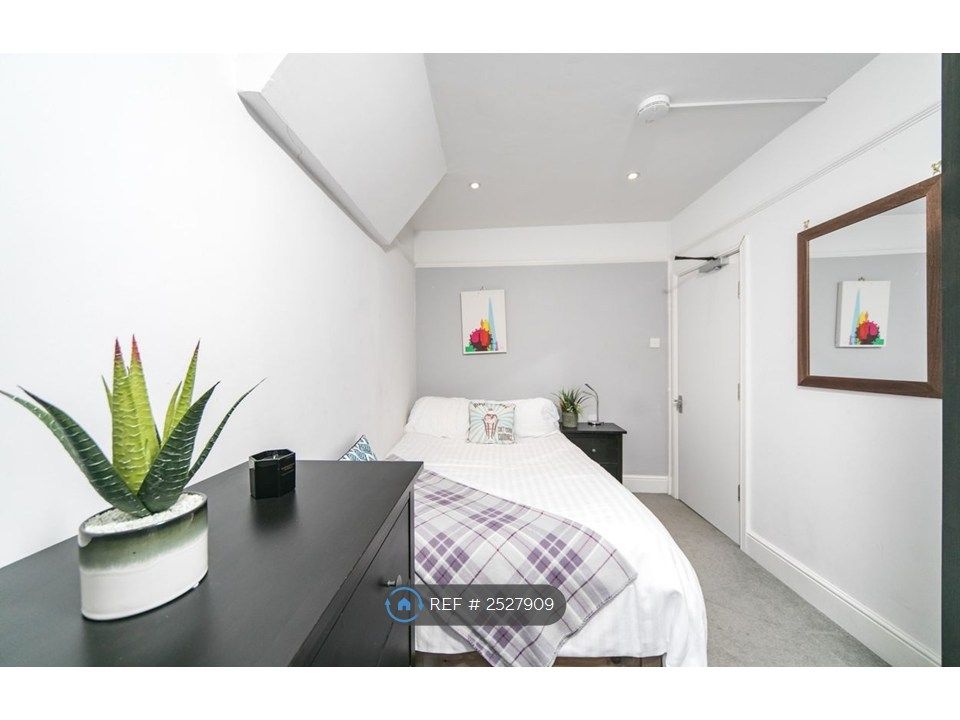 Property photo 3 of 14 Room 2