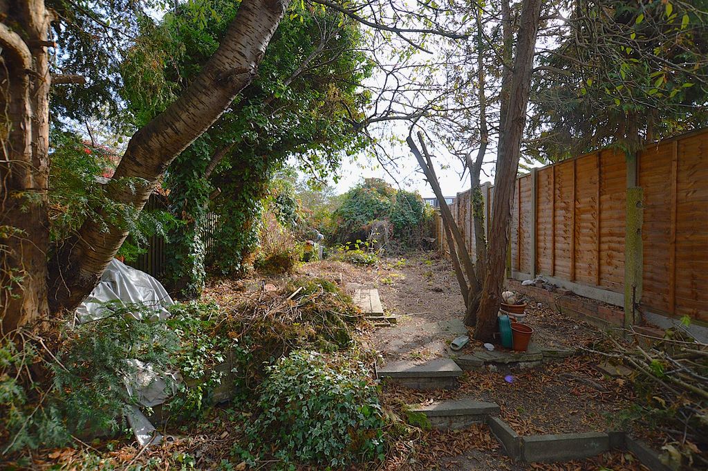 Property photo 3 of 10 20 Old Manor Drive Garden.Jpg
