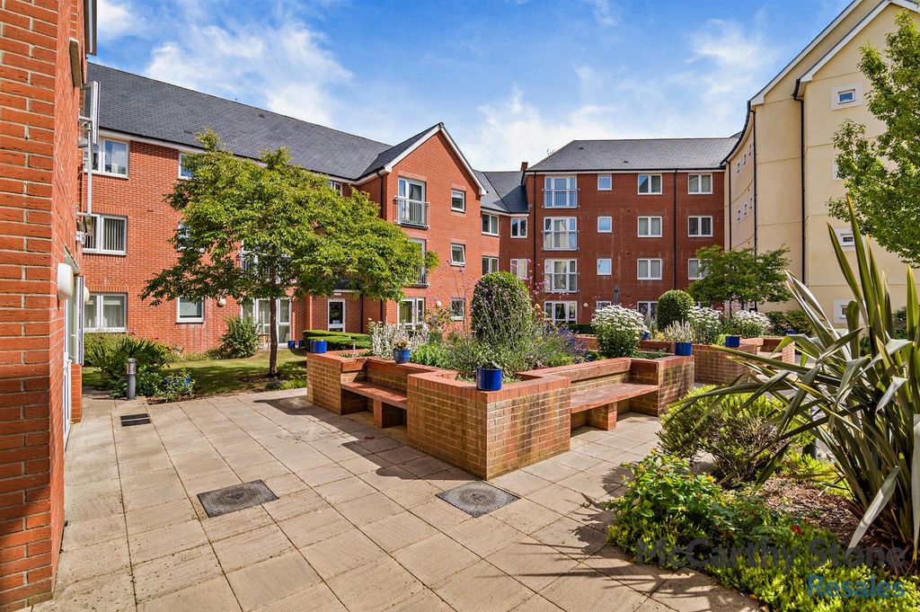 Property photo 1 of 15 Communal Gardens