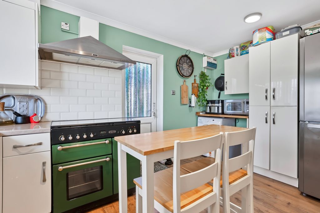Property photo 3 of 17 Kitchen