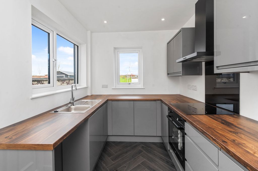 Property photo 3 of 28