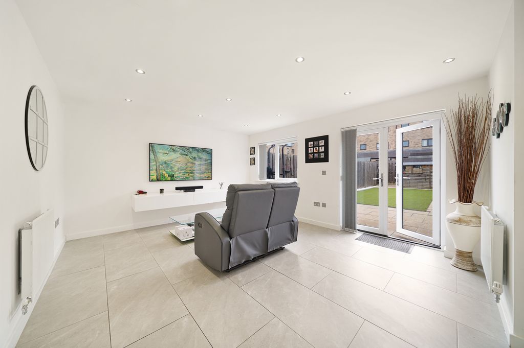 Property photo 3 of 15 20Fentonrdrec