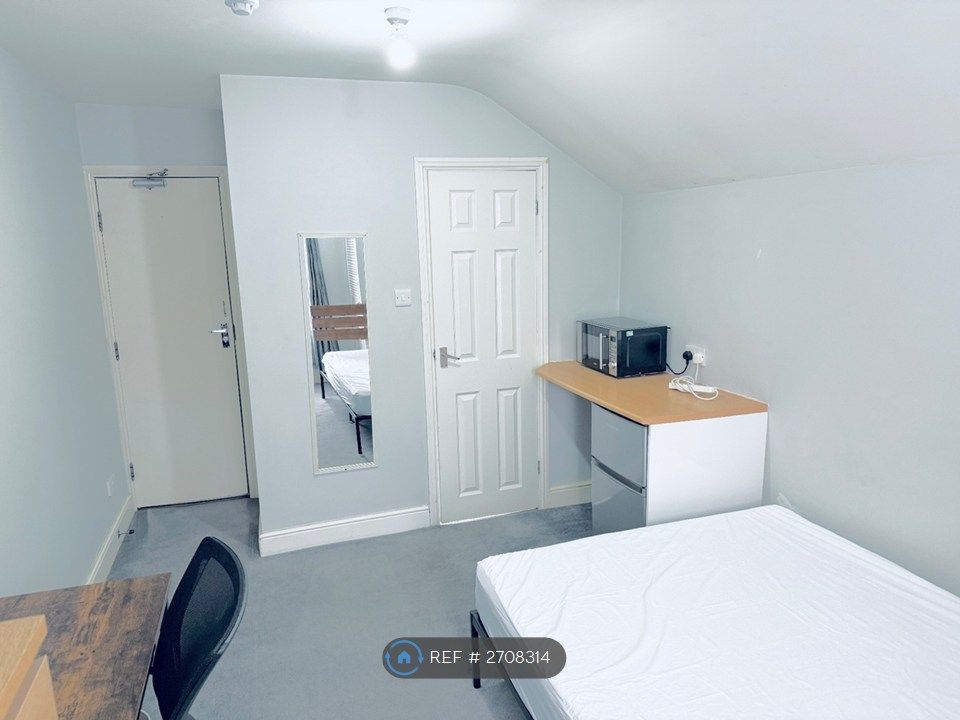 Property photo 3 of 8 Large Double Ensuite Room