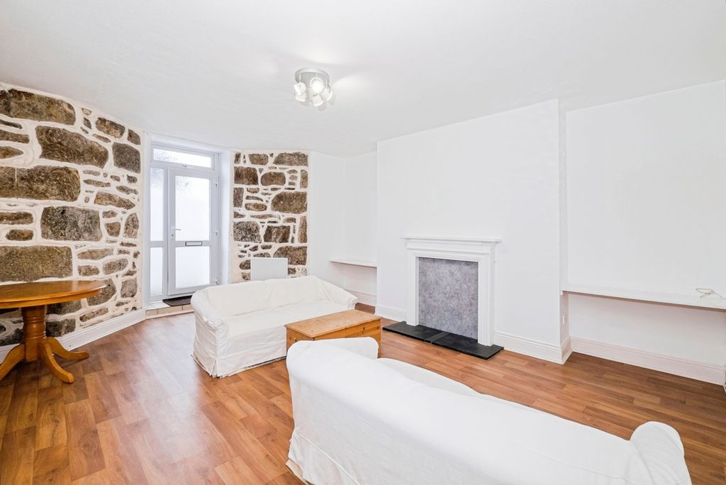 Property photo 3 of 17 Living Space