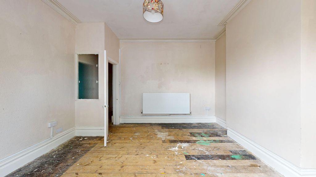 Property photo 3 of 15 Flat 7A Elthorne Park Road, Hanwell, London, W7 2Jb