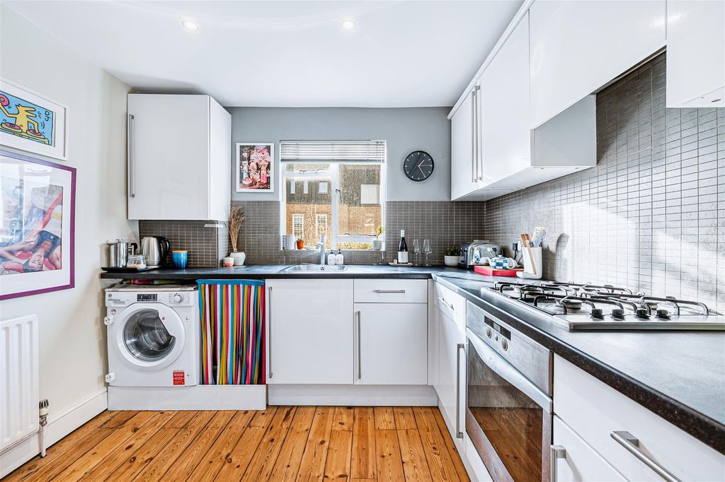 Property photo 3 of 10 Tff - 19 Berrymead Gardens-6.Jpg