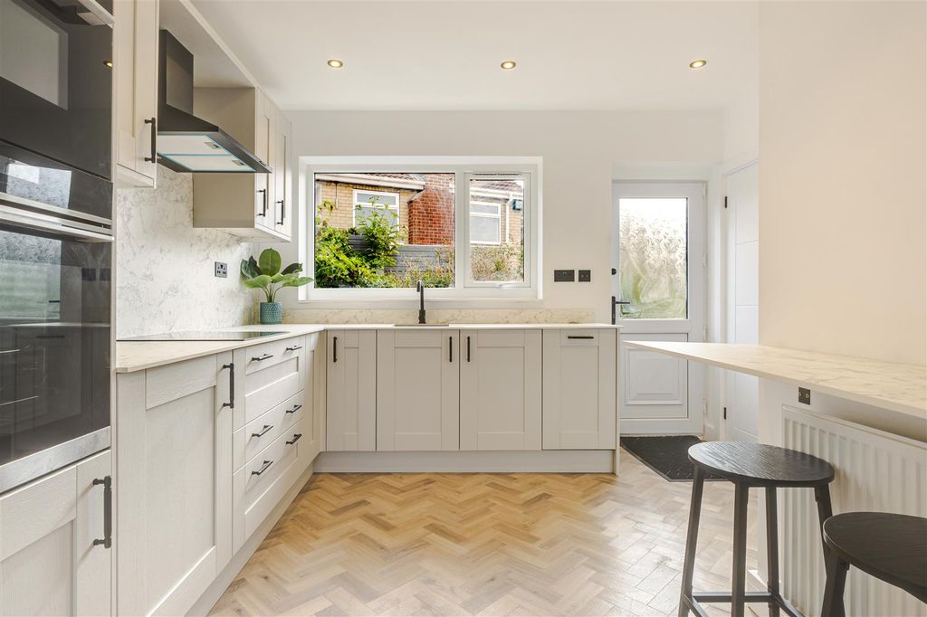 Property photo 2 of 15 Kitchen