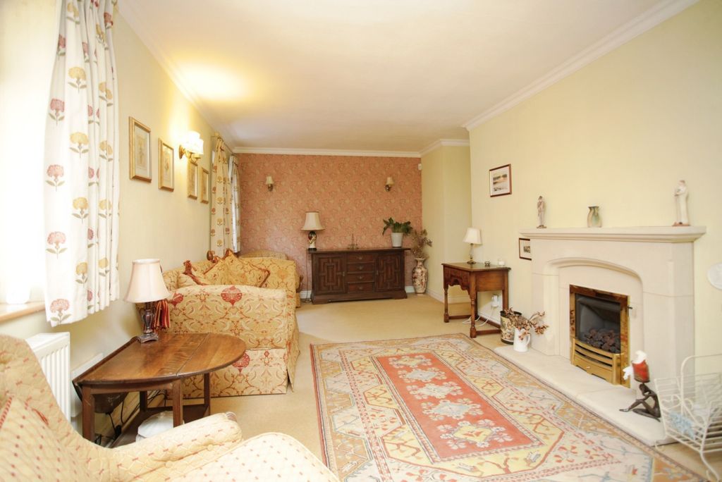 Property photo 3 of 24 Lounge No: 03