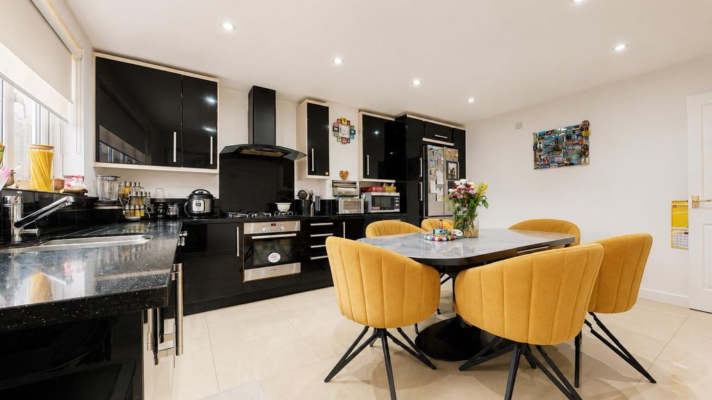 Property photo 3 of 21 7C4203EE-7273-4149-944E-42A026922155.Png