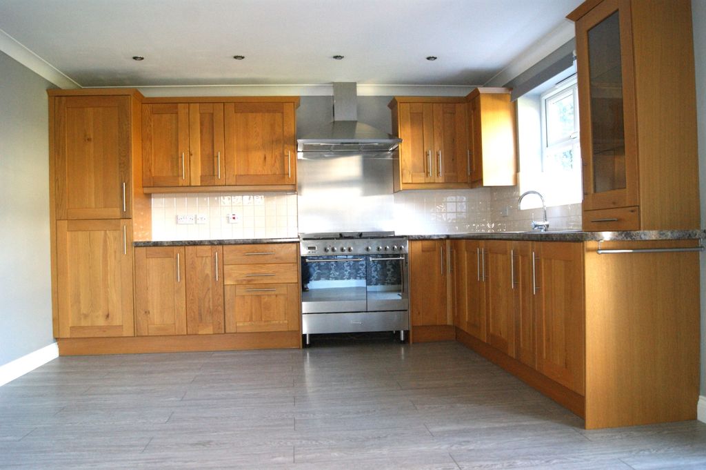 Property photo 3 of 25 Dining Kitchen