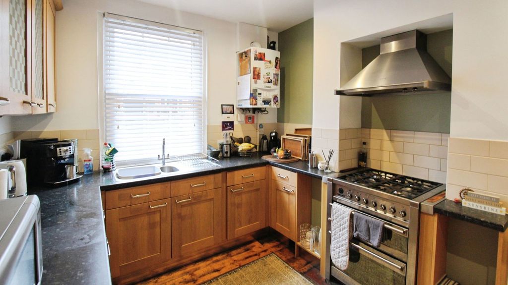 Property photo 2 of 28