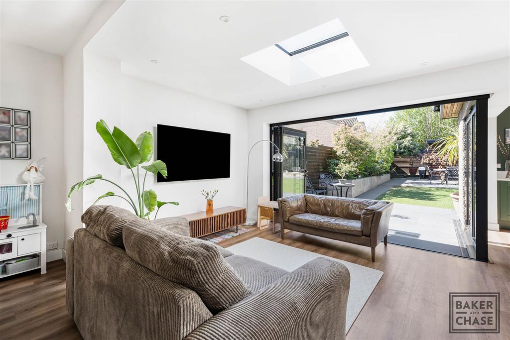 Property photo 3 of 29 Lounge