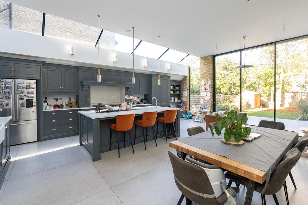 Property photo 2 of 18 Image