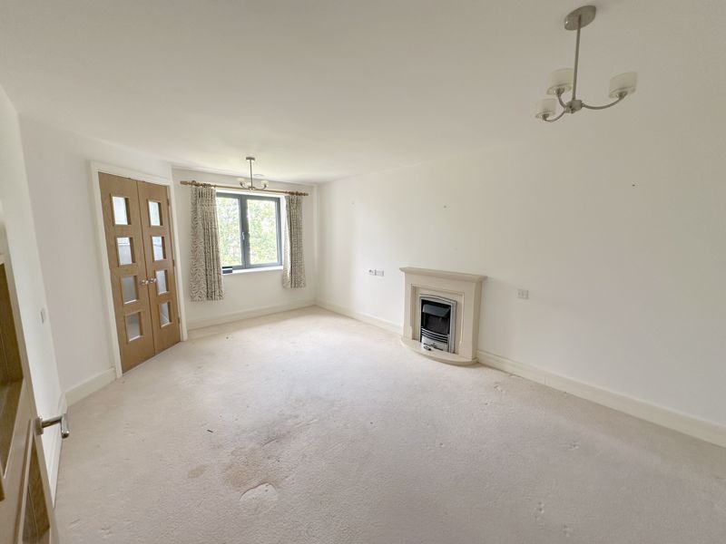 Property photo 3 of 17 Lounge