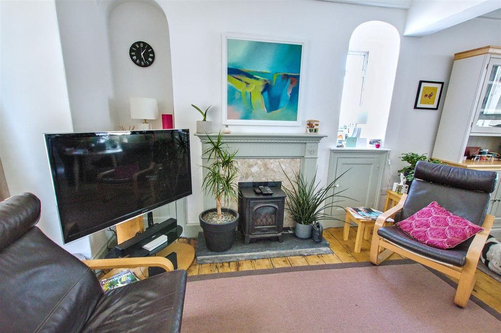 Property photo 3 of 28 Lounge Area