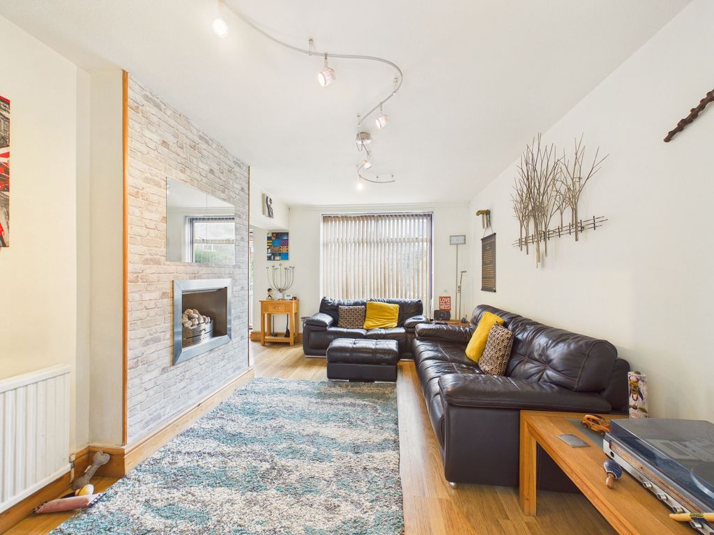 Property photo 2 of 15 Cherington Close - Ewemove (4)