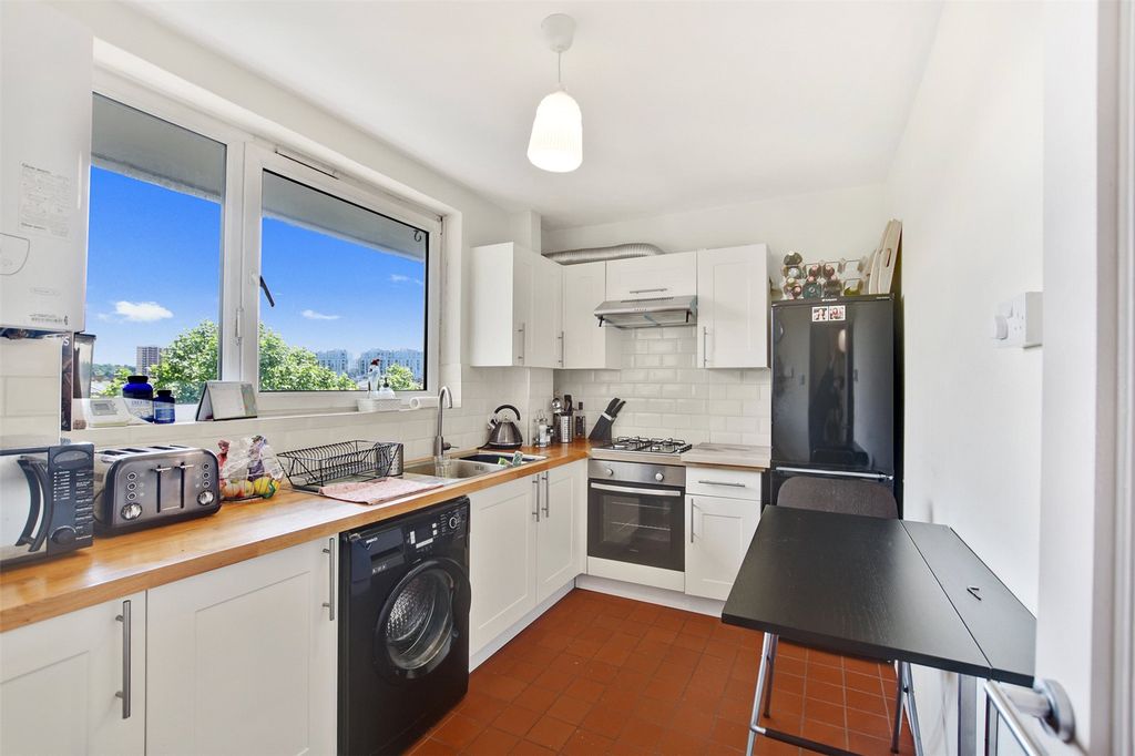 Property photo 3 of 7 Kitchen