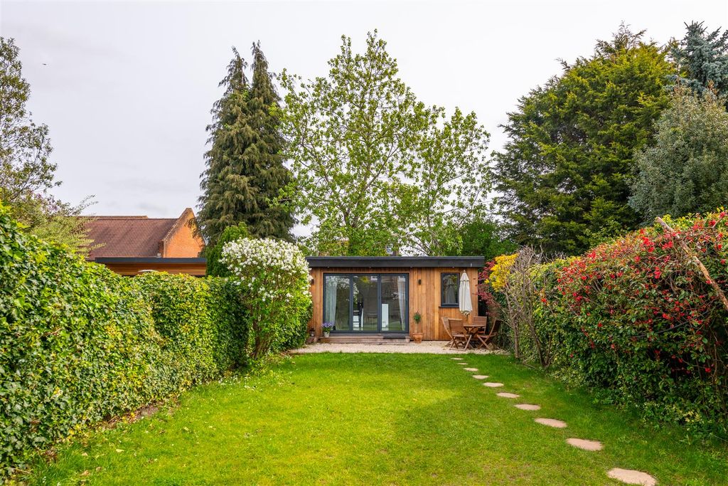 Property photo 1 of 16 102 Albert Road Externals-13.Jpg