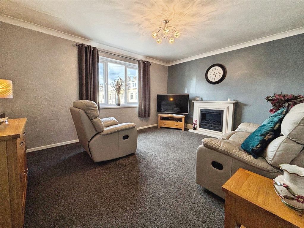 Property photo 2 of 13 Lounge