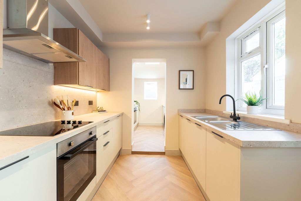 Property photo 2 of 32