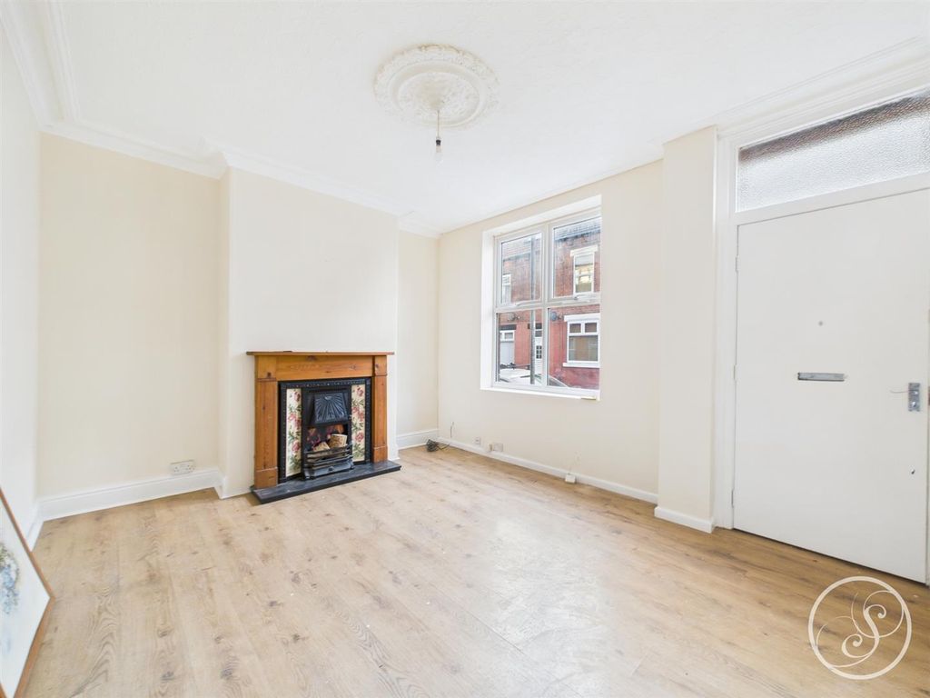 Property photo 3 of 12 Lounge