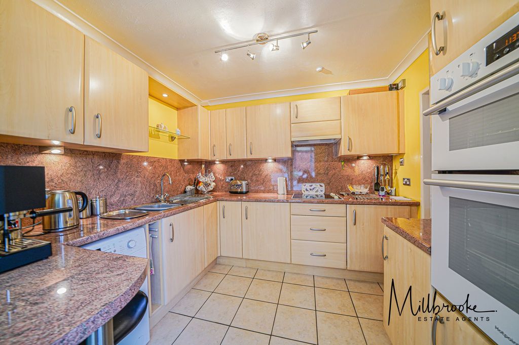 Property photo 2 of 21
