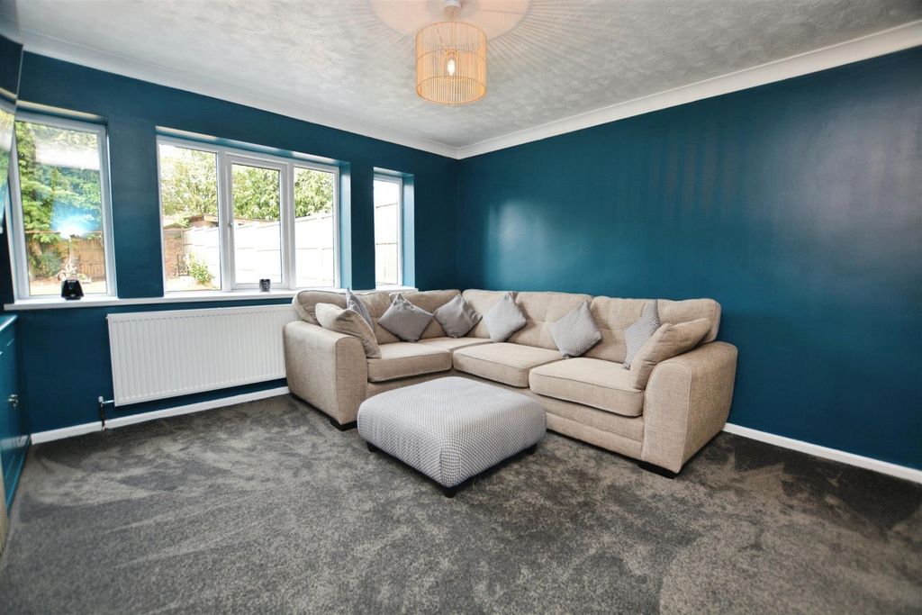 Property photo 3 of 31 Lounge