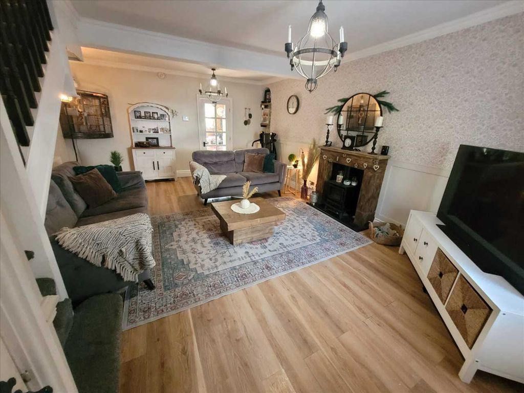 Property photo 3 of 17 Lounge