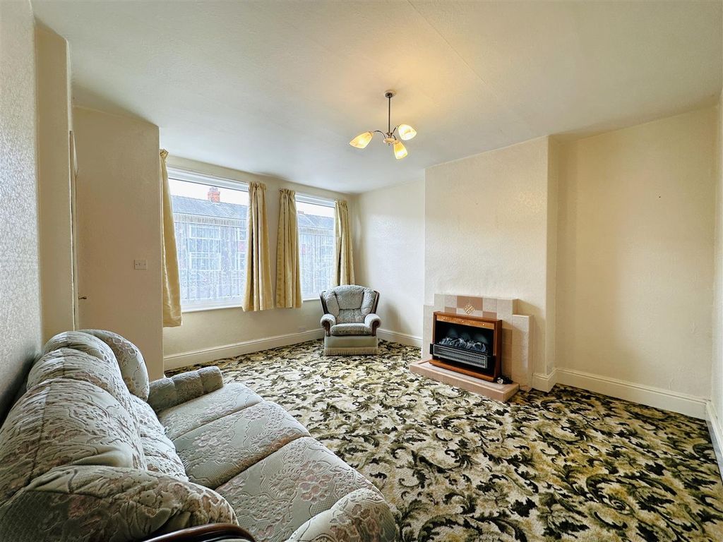 Property photo 3 of 13 Lounge