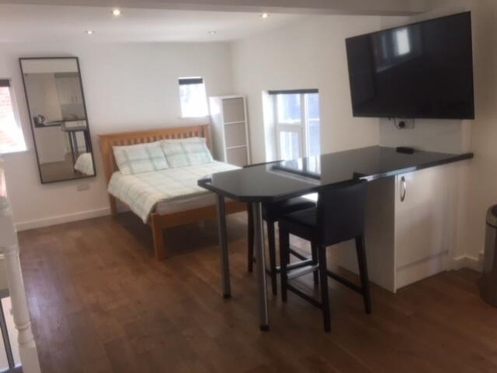 Property photo 1 of 8 A Spacious And Inviting Large Double Bedroom Featu...