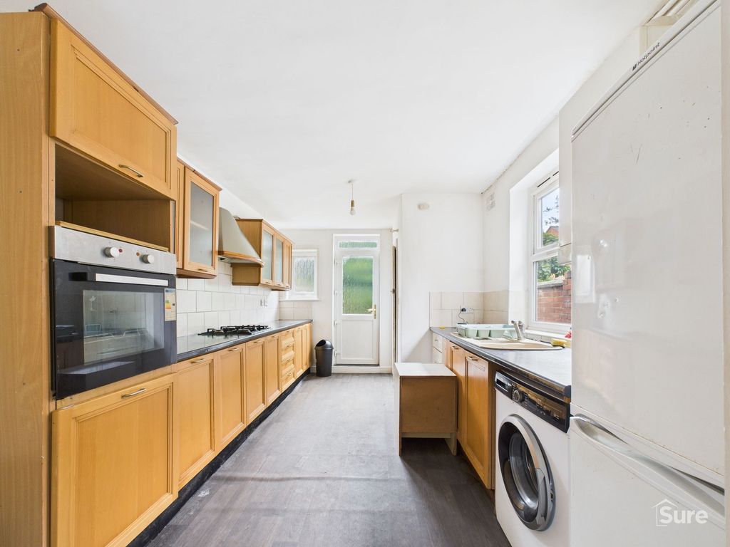Property photo 3 of 11 Kitchen