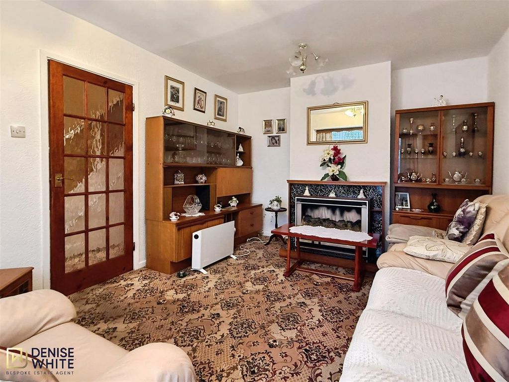 Property photo 3 of 24 Lounge