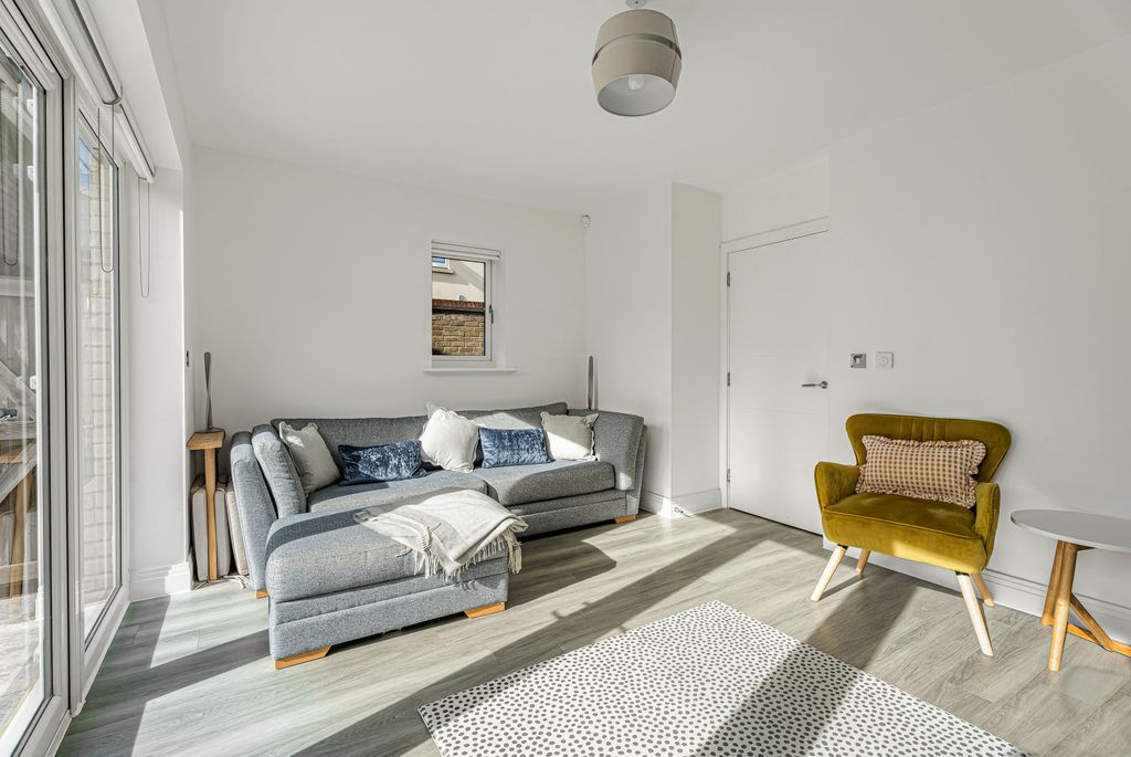 Property photo 3 of 19 Lounge