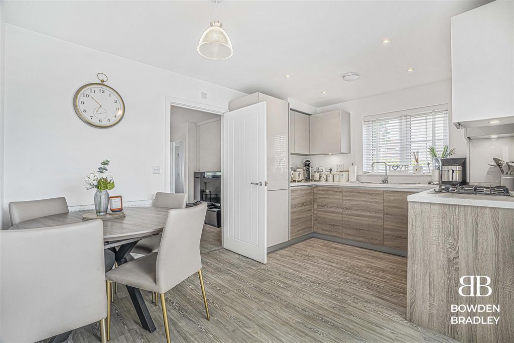 Property photo 2 of 17 Kitchen / Dining Room