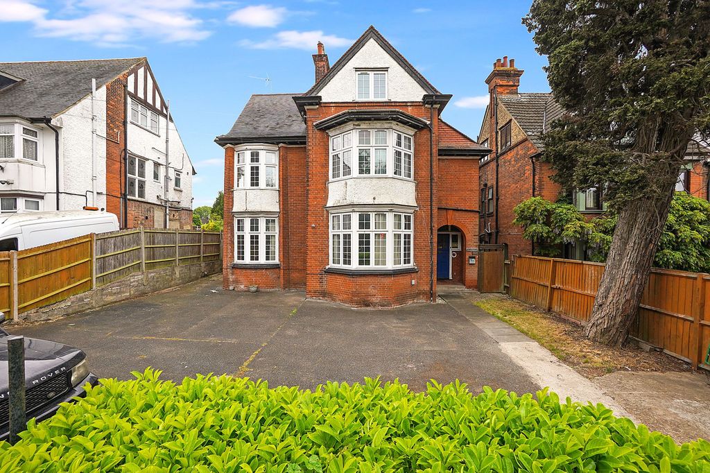 Property photo 2 of 25