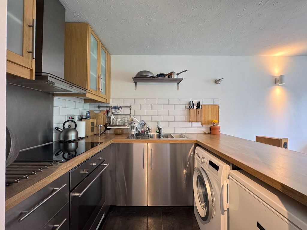 Property photo 2 of 9 Kitchen