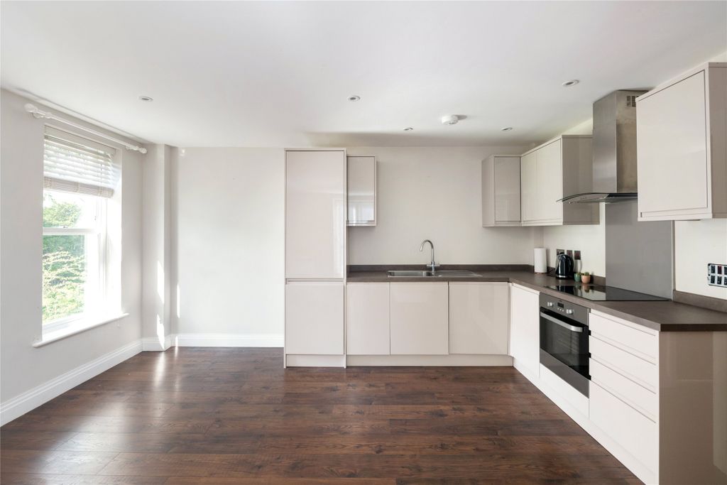2 bed flat for sale Reigate
