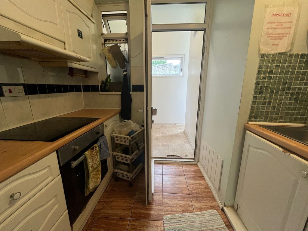 Property photo 2 of 35 Picture No. 15