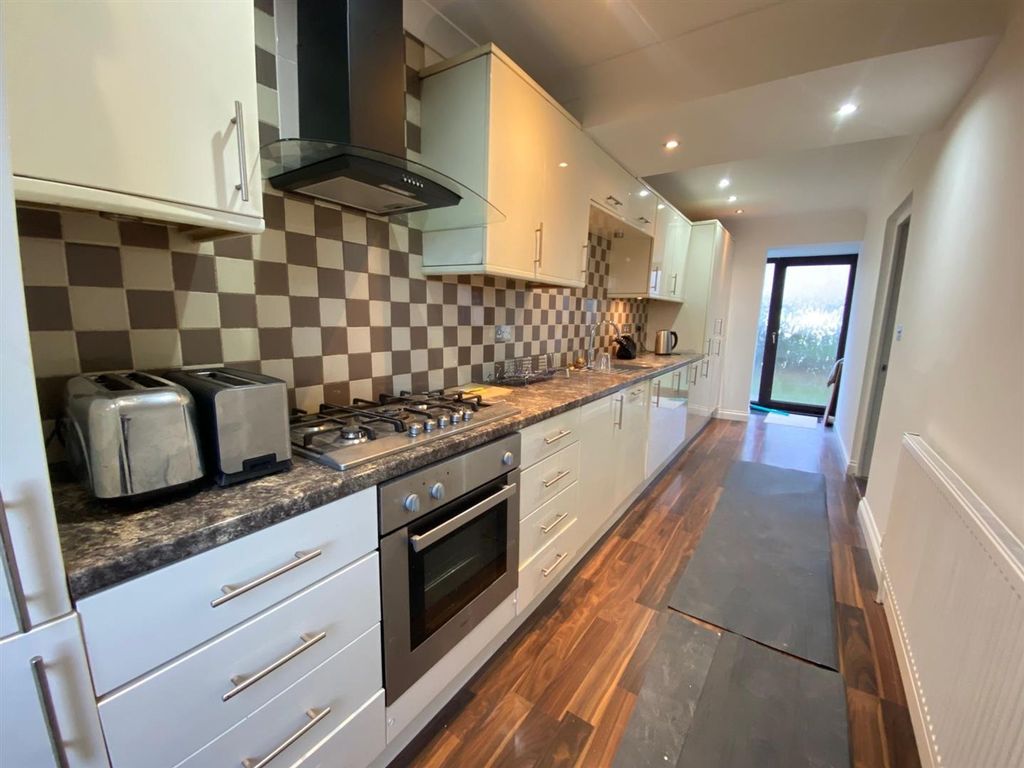 Property photo 3 of 10 Kitchen2