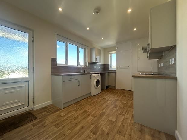 Property photo 3 of 14 Kitchen 2