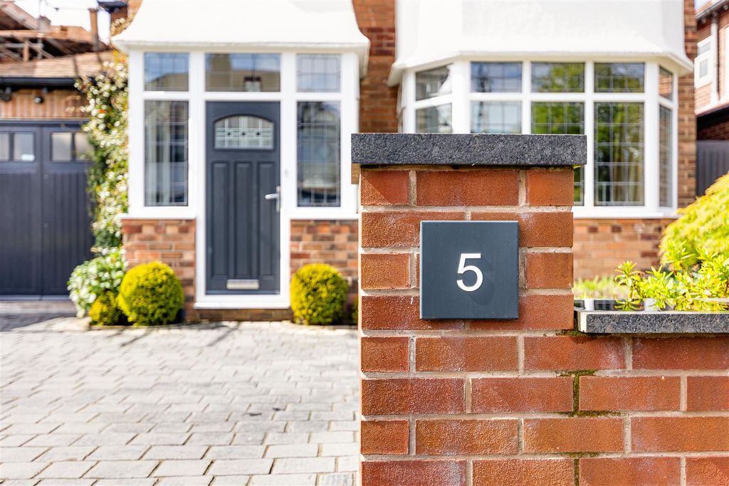 Property photo 3 of 54 5 Bonnington Ave_3.Jpg