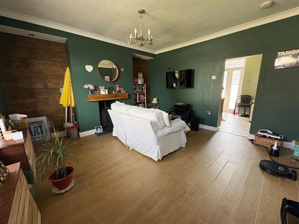 Property photo 1 of 7 626 Oldham Road Living Room.Jpg